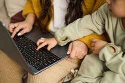 Lege nouă pentru anumiți părinți: Opt zile pe lună de muncă la domiciliu sau în regim de telemuncă Lege nouă pentru anumiți părinți: Opt zile pe lună de muncă la domiciliu sau în regim de telemuncă